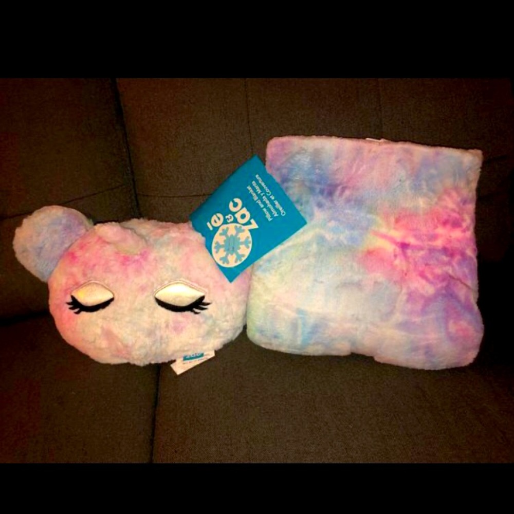 Brand New Zoe & Zac
Pillow And Blanket set